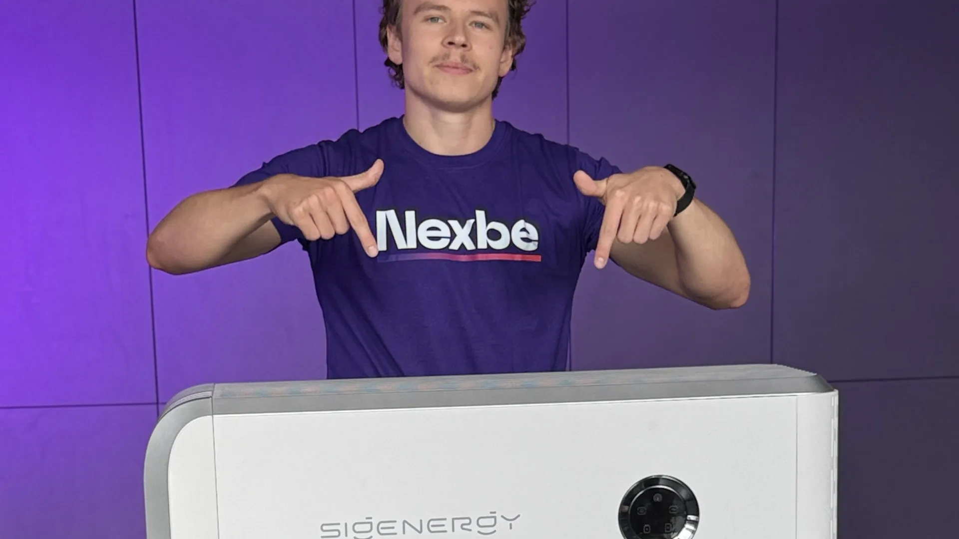 Monter NEXBE przy magazynie energii Sigenergy SigenStor