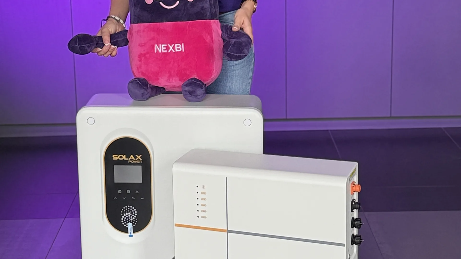 Falownik SolaX X3-NEO-LV i magazyn Triple Power z maskotką NEXBI