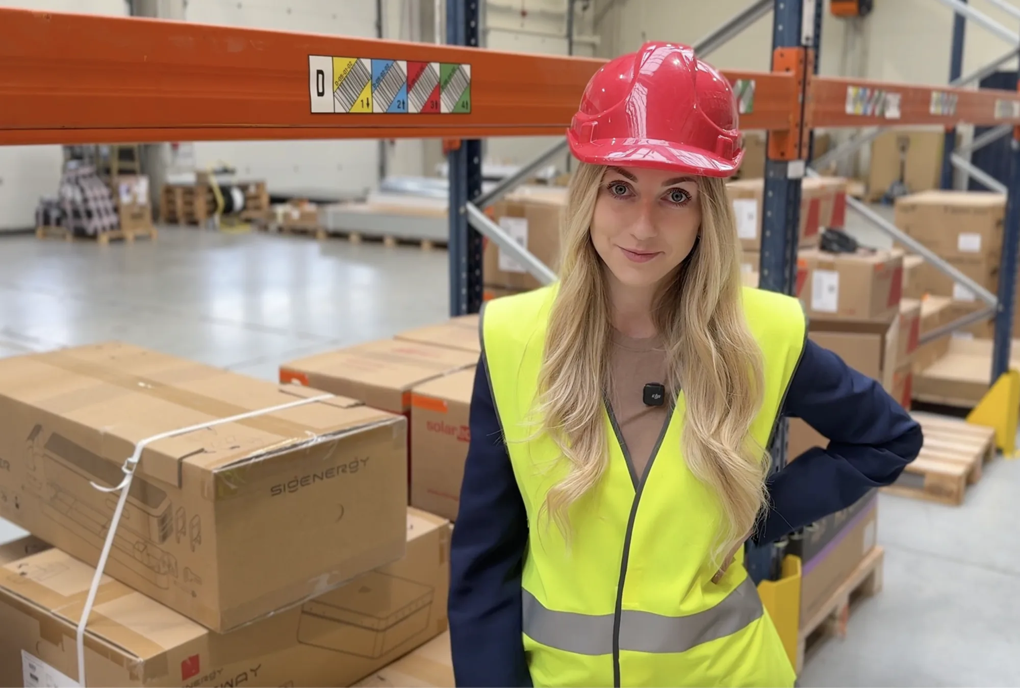 Mariola — doradczyni NEXBE w magazynie wśród kartonów z magazynami energii