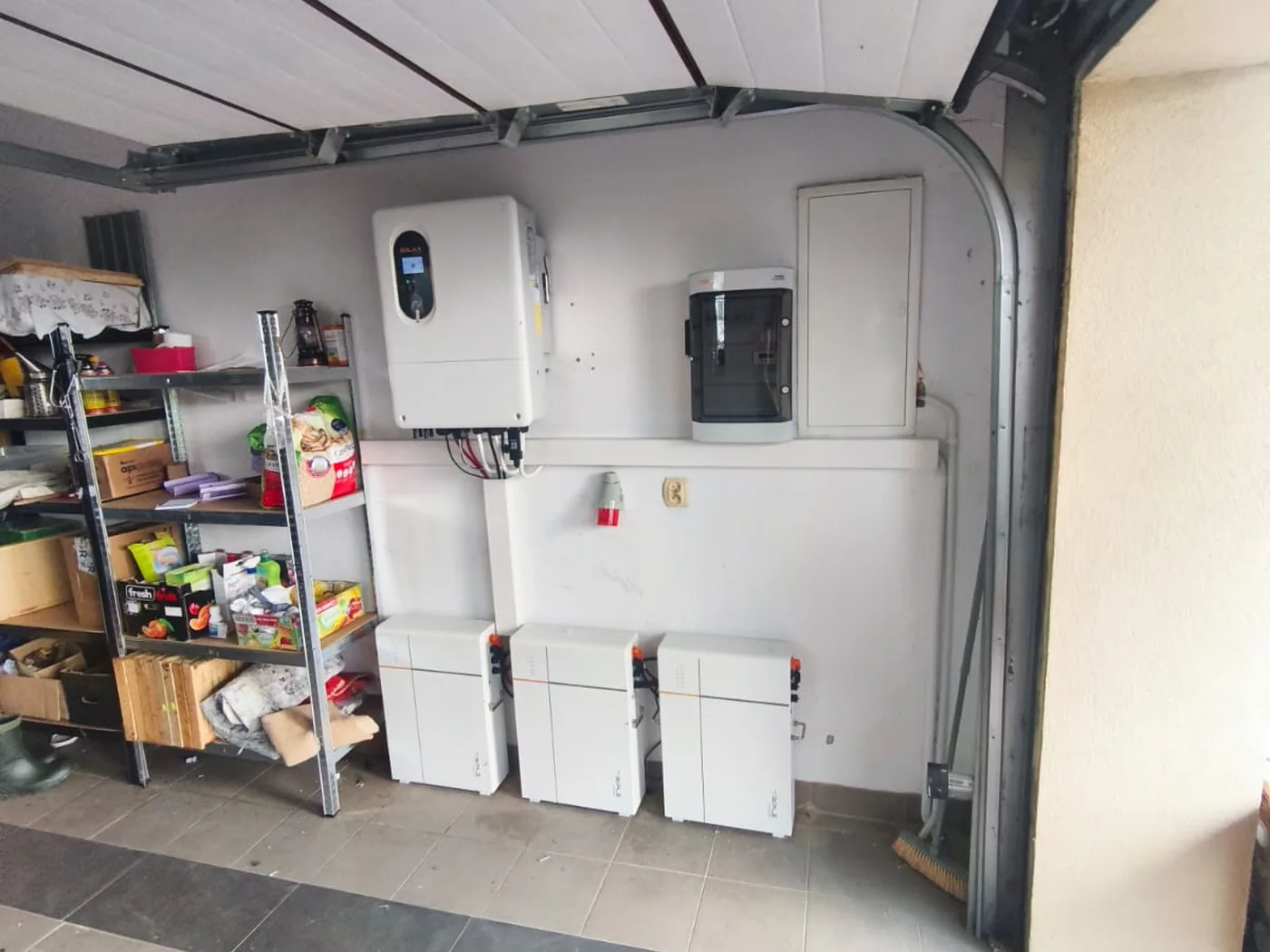 Montaż SolaX SolaX T-BAT-SYS-LV D53 • 3 moduły (15,9 kWh) —