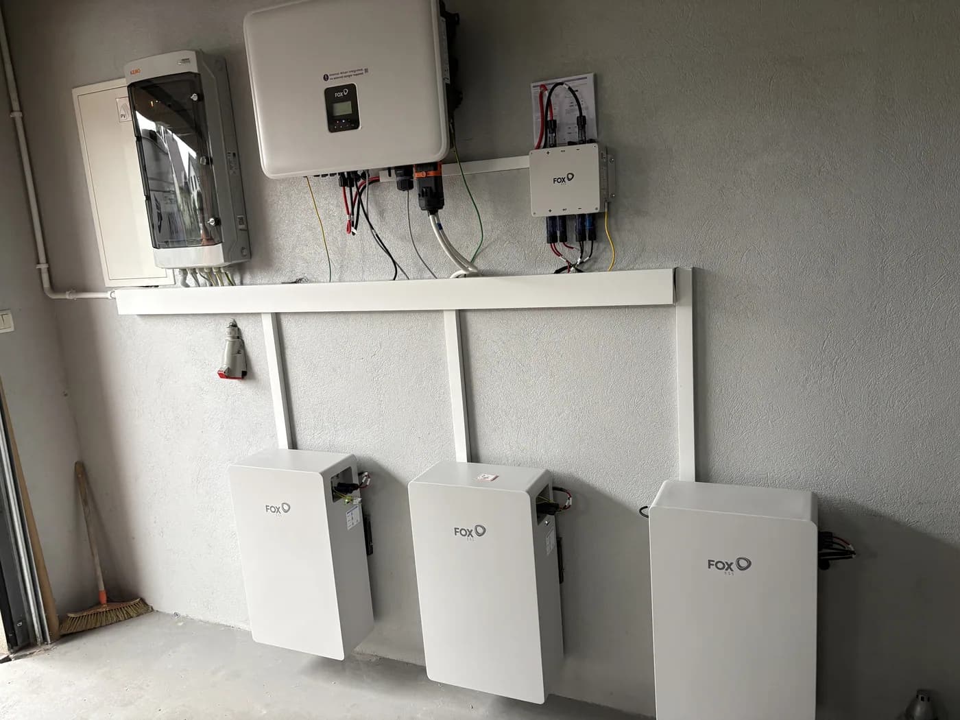 Montaż FoxESS FoxESS 16,12 kWh (3 moduły) —