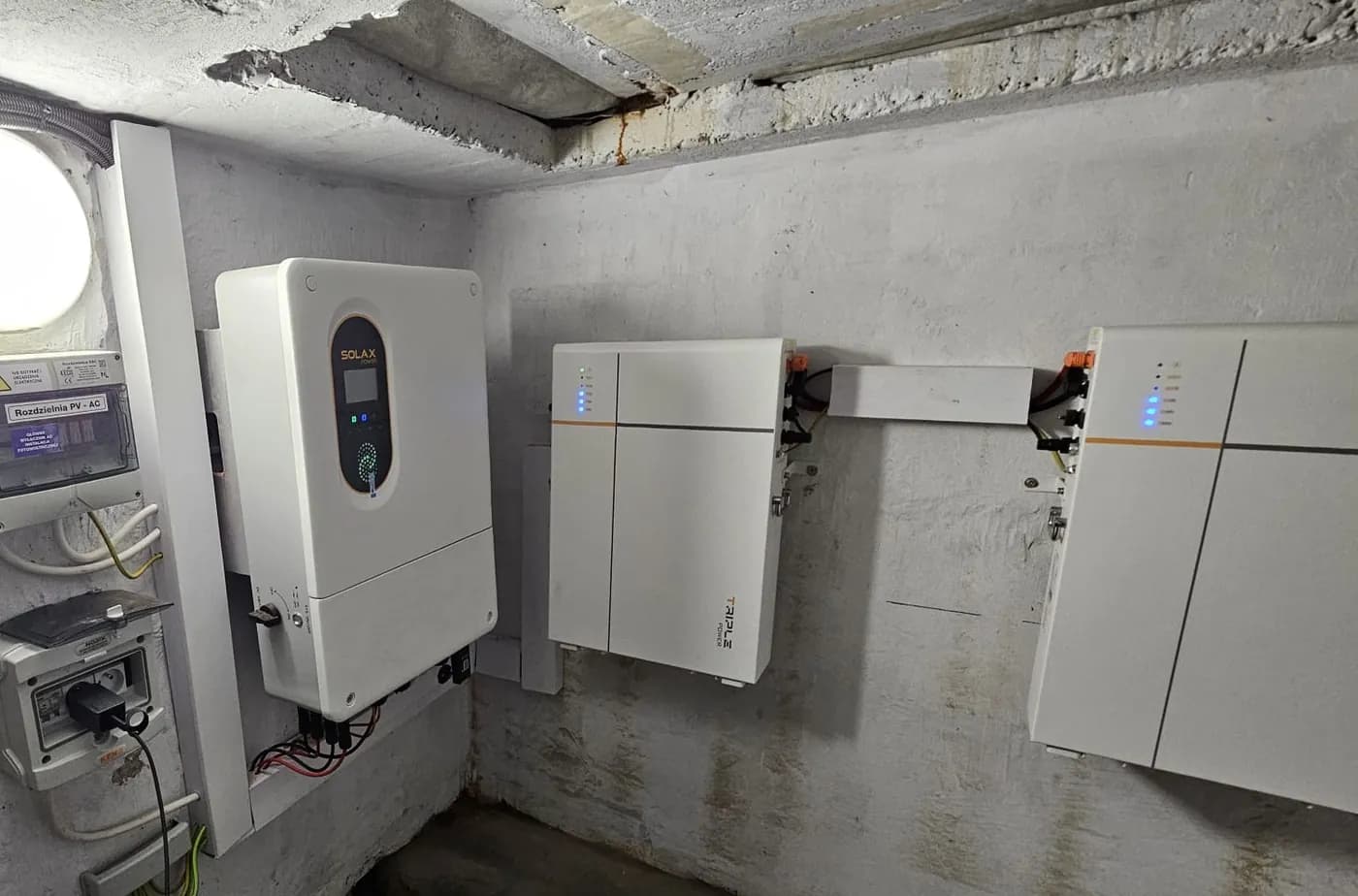 Montaż SolaX SolaX T-BAT-SYS-LV D53, trzy moduły, Cięcina