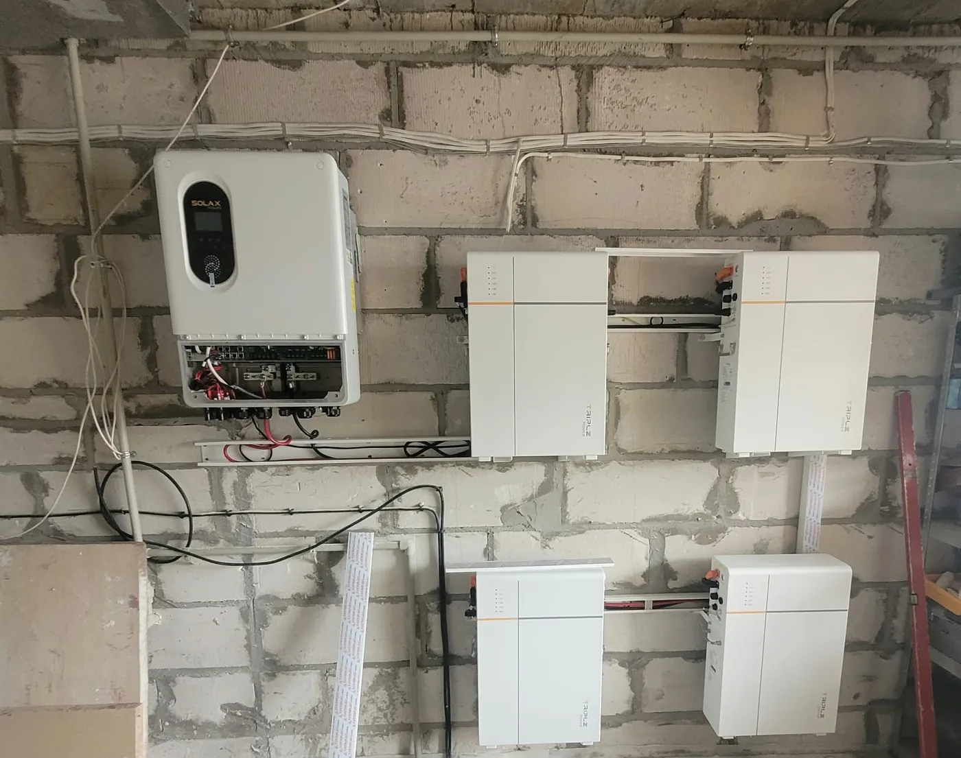 Montaż SolaX SolaX T-BAT-SYS-LV D53, cztery moduły, Rakowiska
